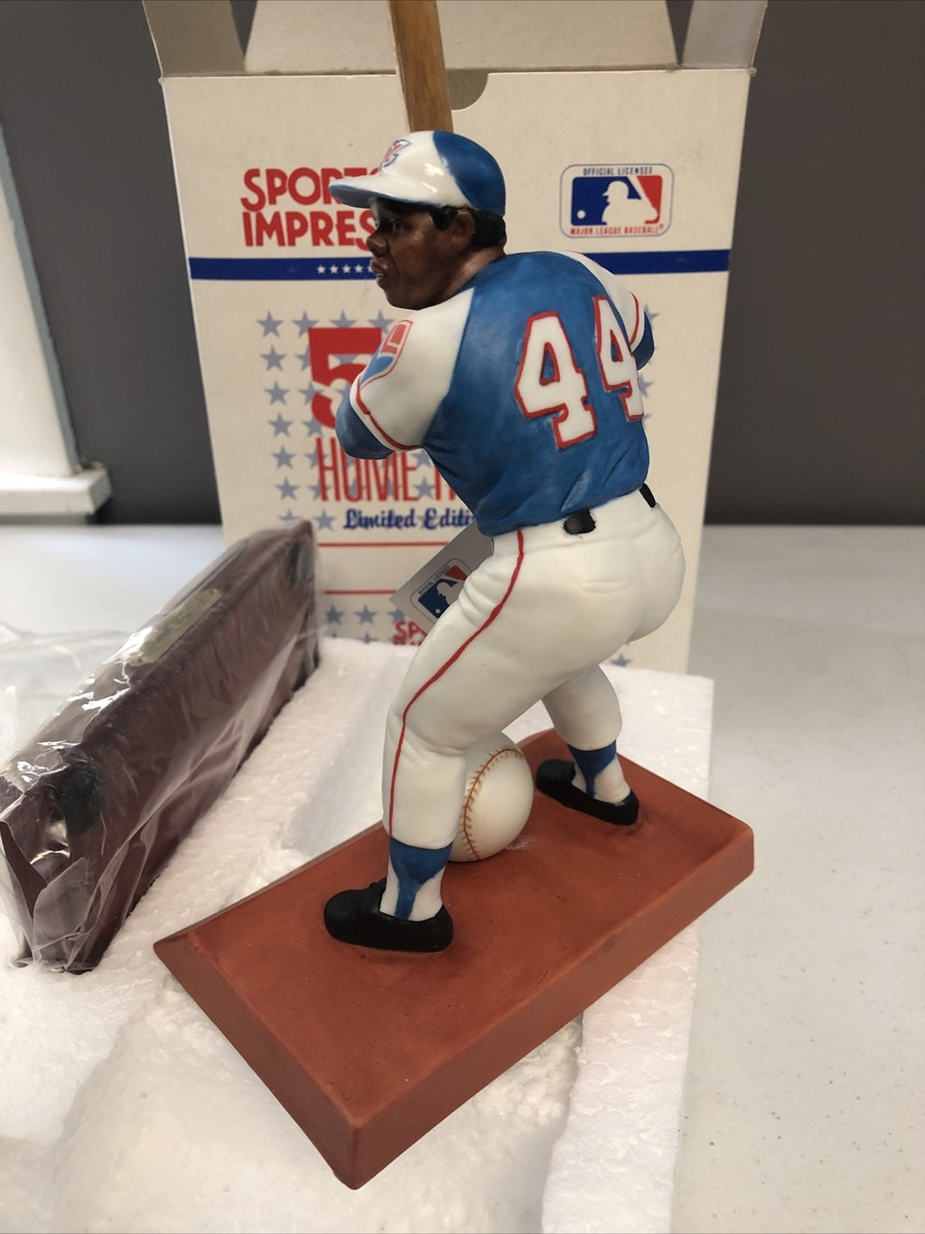 1989 SPORTS IMPRESSIONS HANK AARON 500 HOME RUN CLUB FIGURINE W/COA